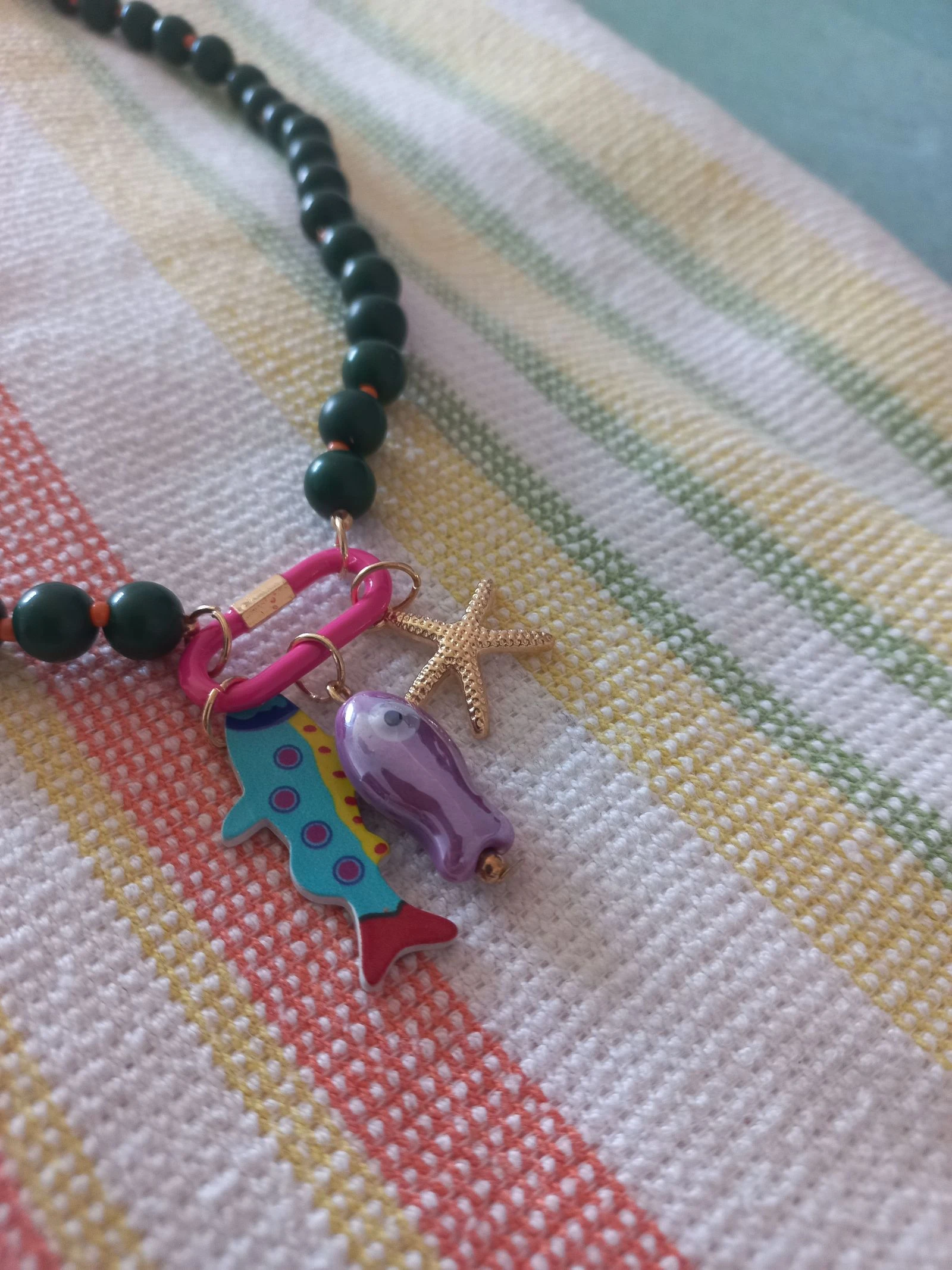 Collier de perles en résine verte avec des touches fuchsia et des pendentifs – photo 4